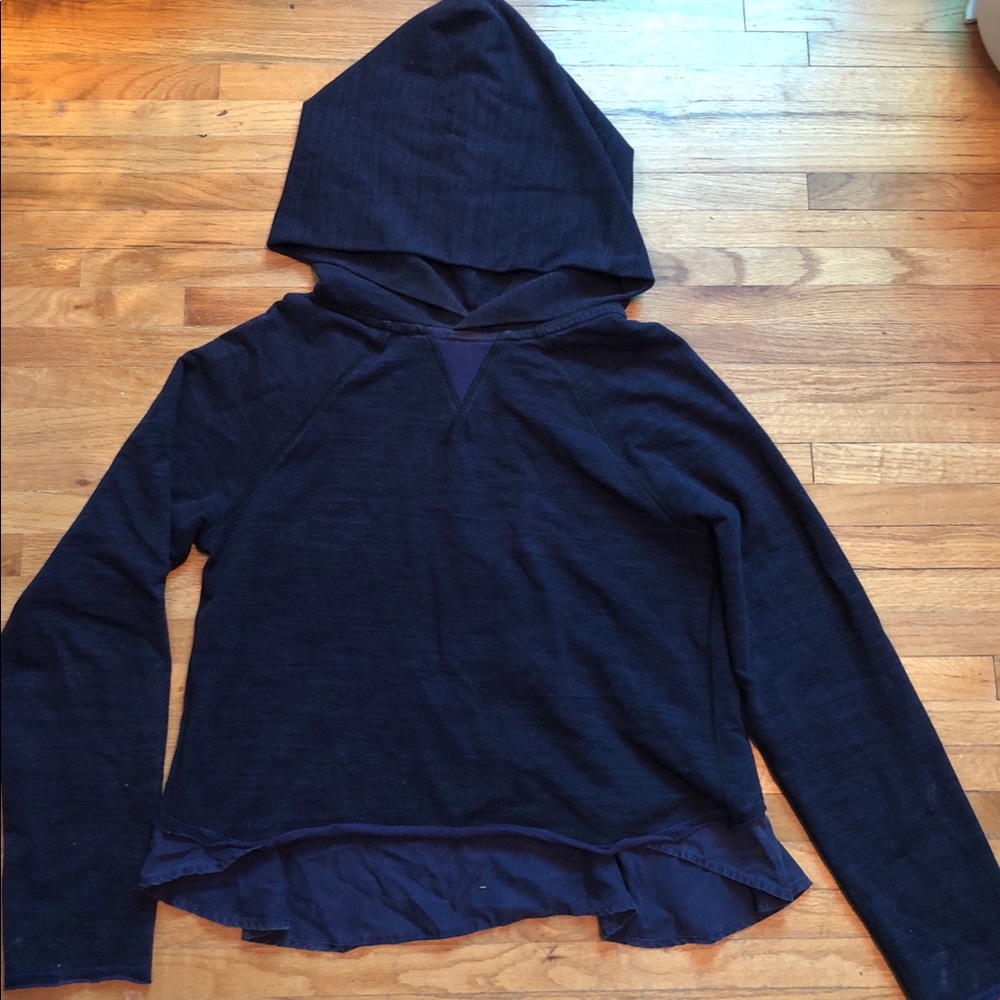 Lululemon sweatshirt w unique back detail!